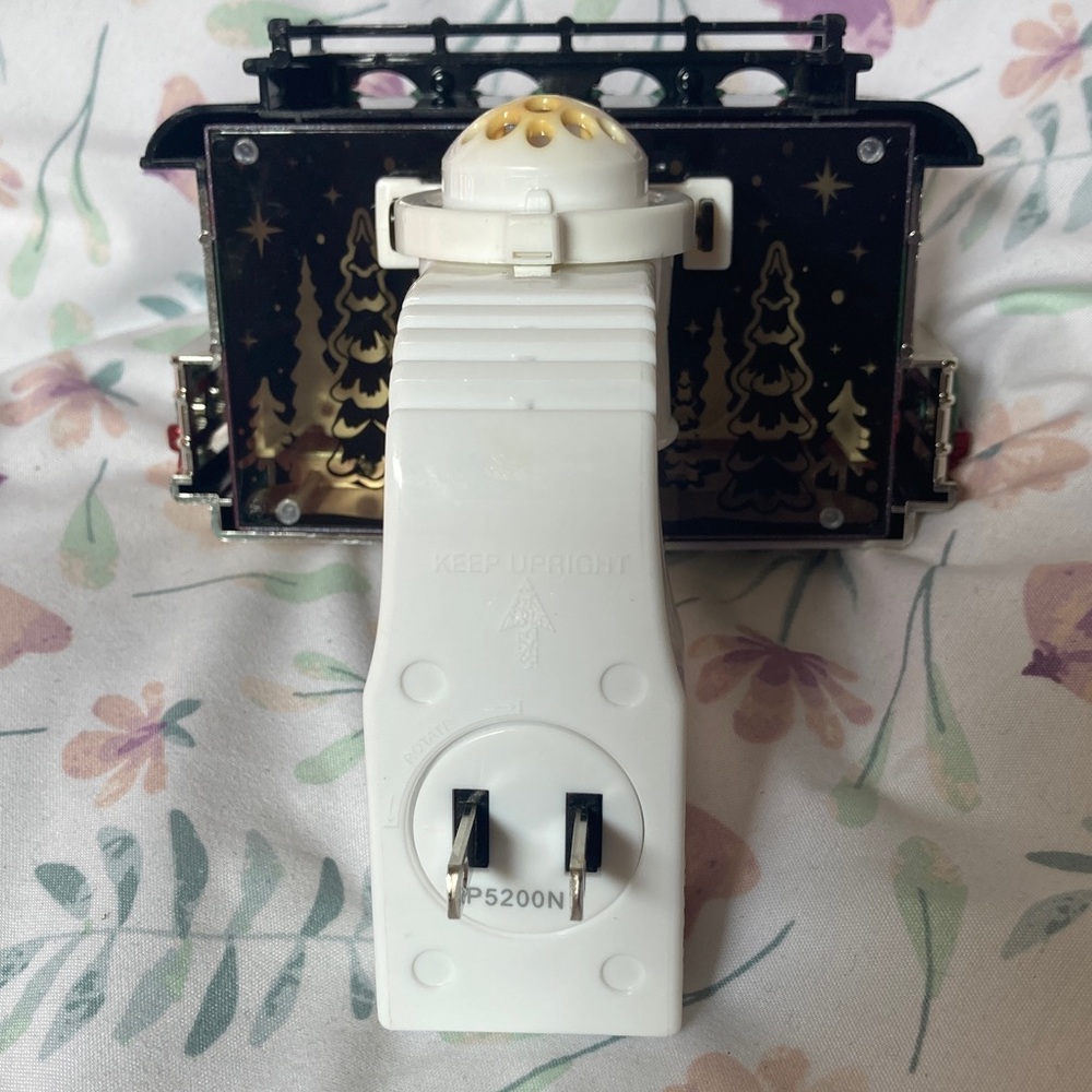 Bath & Body Works Reindeer Train Trolley Light Up Projector Wallflower Plug-In - Picture 3 of 6